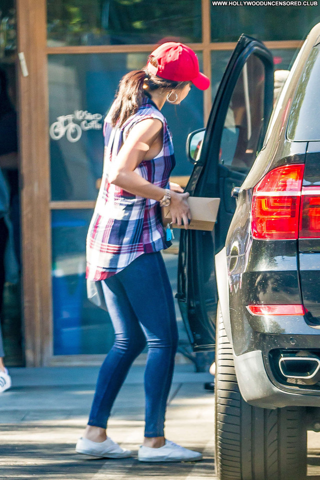Selena Gomez Posing Hot Jeans Celebrity Babe Restaurant Beautiful