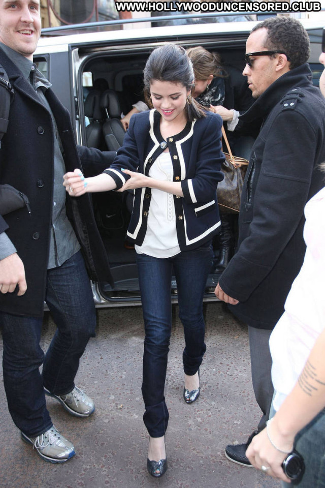 Selena Gomez No Source Paparazzi Posing Hot Jeans London Celebrity