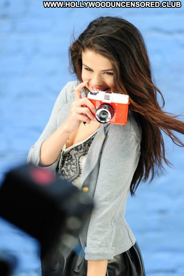 Selena Gomez Paparazzi Photoshoot Beautiful Posing Hot Babe Celebrity