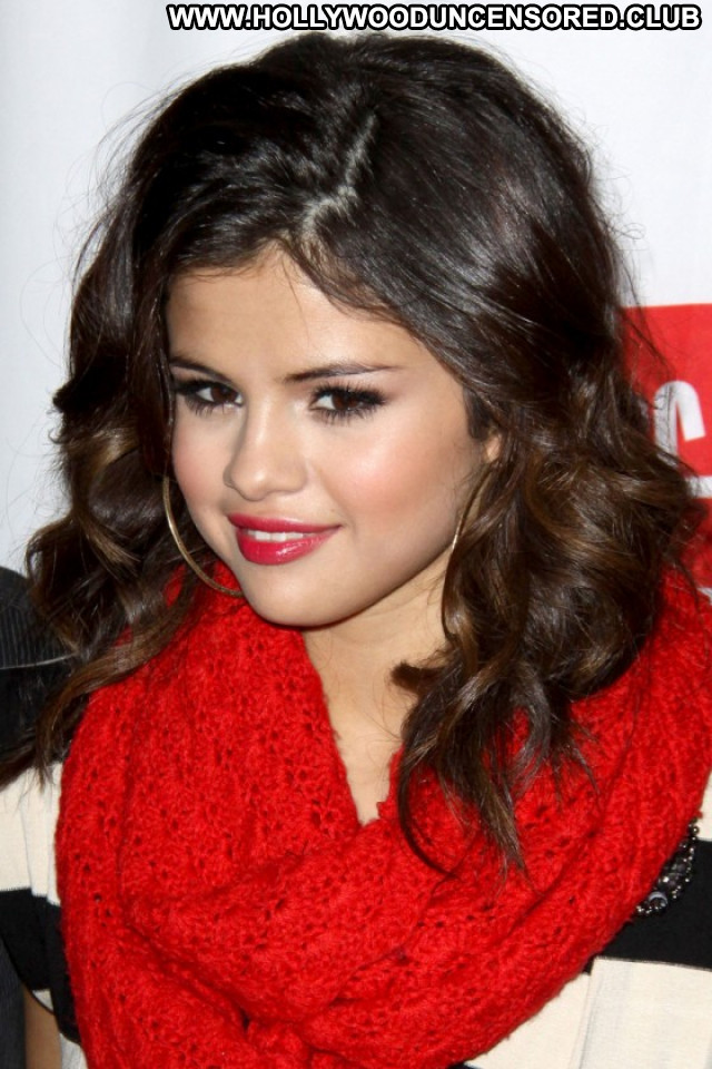 Selena Gomez Celebrity Babe Beautiful Paparazzi Posing Hot Concert