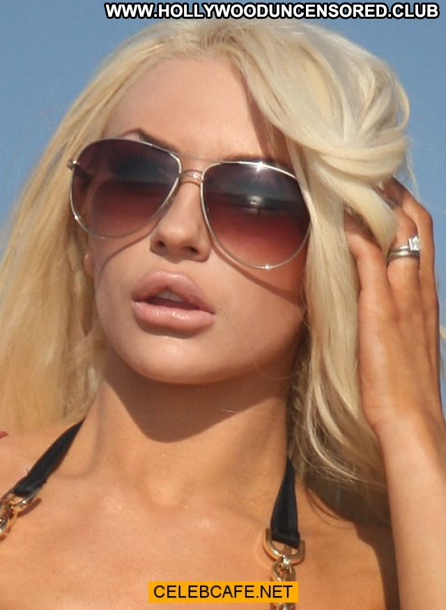 Courtney Stodden The Beach Posing Hot Cleavage Celebrity California