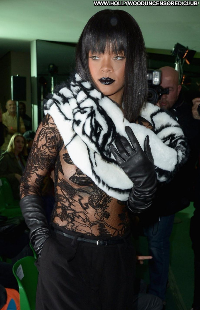 Rihanna No Source Topless Party Singer Paris Sexy Sex Babe Bra Big