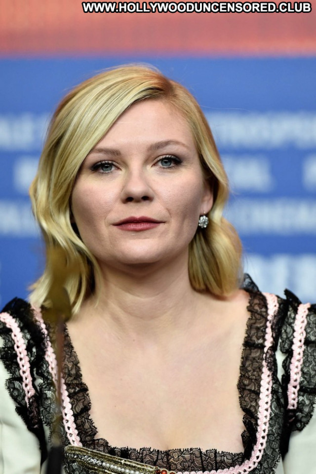 Kirsten Dunst No Source Posing Hot International Beautiful Paparazzi
