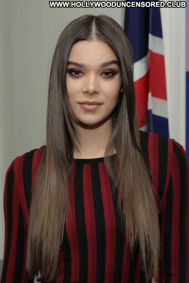 Hailee Steinfeld New York Paparazzi Beautiful New York Babe Posing