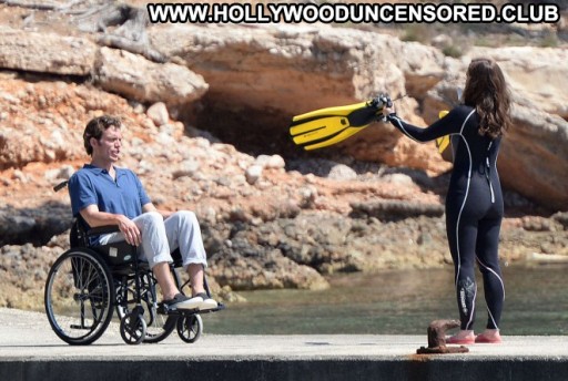 Emilia Clarke Celebrity Beautiful Paparazzi Babe Posing Hot Straight