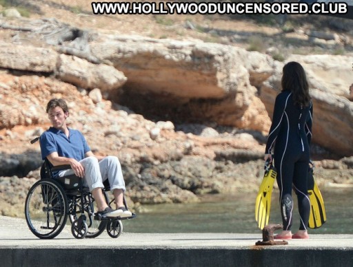 Emilia Clarke Celebrity Beautiful Paparazzi Babe Posing Hot Straight