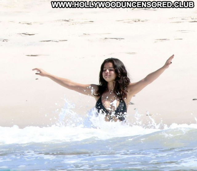 Selena Gomez Mexico Celebrity Beautiful Beach Posing Hot Paparazzi