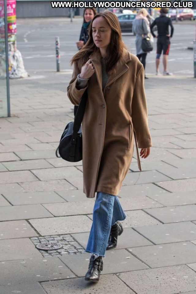 Dakota No Source Paparazzi Beautiful Celebrity Babe Posing Hot