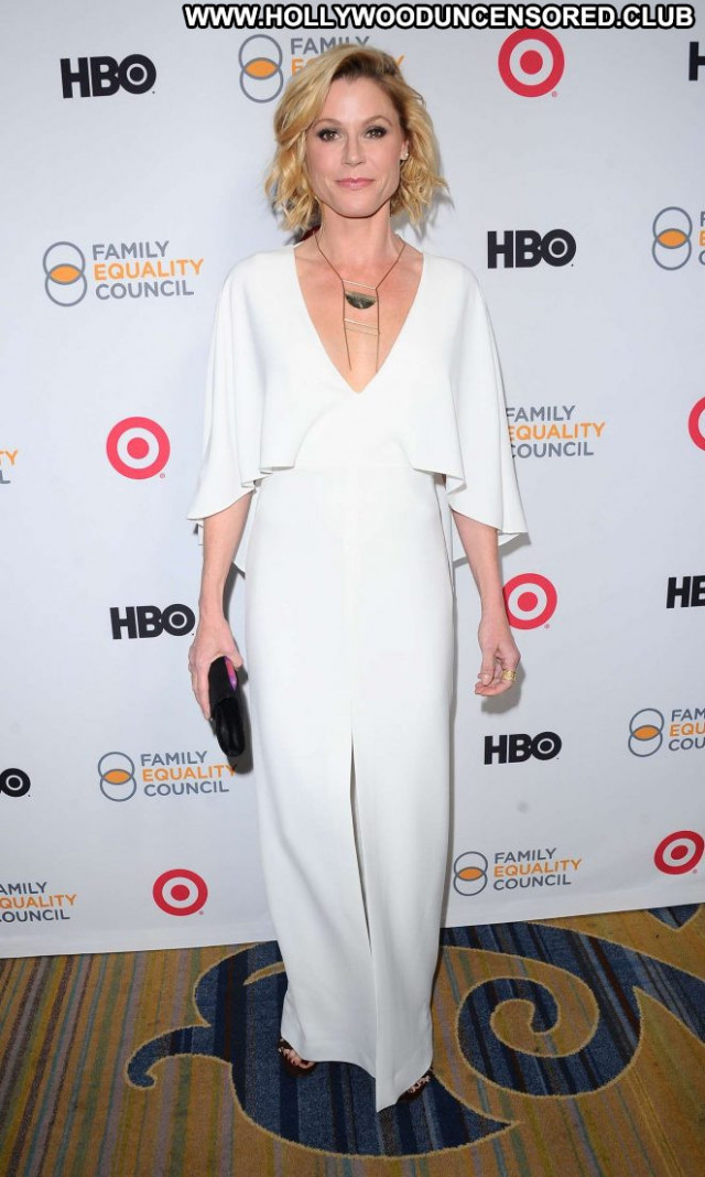 Julie Bowen Beverly Hills Babe Beautiful Posing Hot Awards Paparazzi