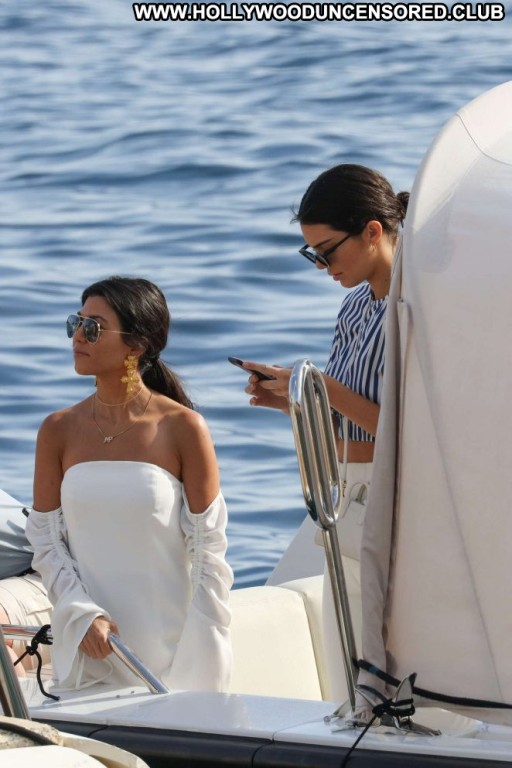 Kourtney Kardashia Paparazzi Hotel Straight Posing Hot Celebrity Babe Hot Beautiful