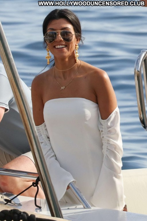 Kourtney Kardashia Paparazzi Hotel Straight Posing Hot Celebrity Babe Hot Beautiful