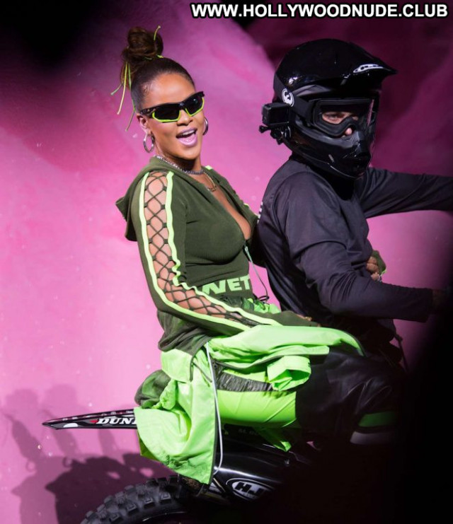 Rihanna No Source Celebrity Summer Babe Paparazzi Beautiful Posing Hot