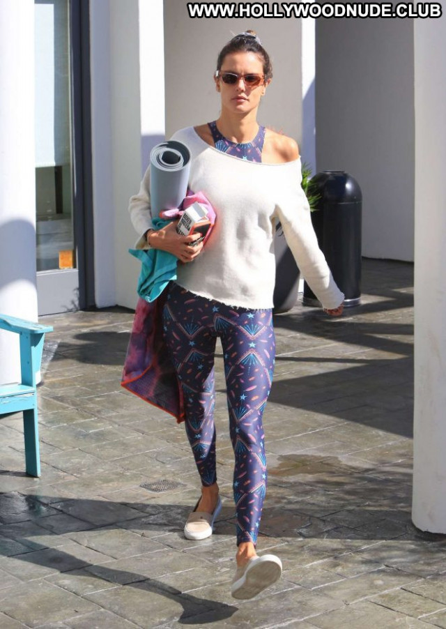 Alessandra Ambrosio Yoga Class Paparazzi Babe Celebrity Yoga