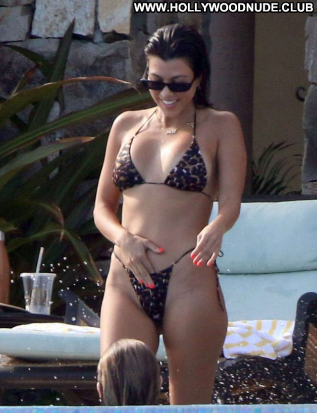 Kourtney Kardashia No Source  Paparazzi Mexico Beautiful Babe Bikini