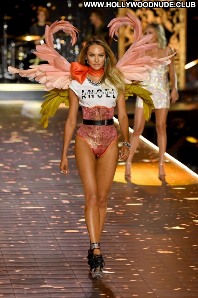 Candice Swanepoel Fashion Show Fashion Posing Hot Beautiful Babe