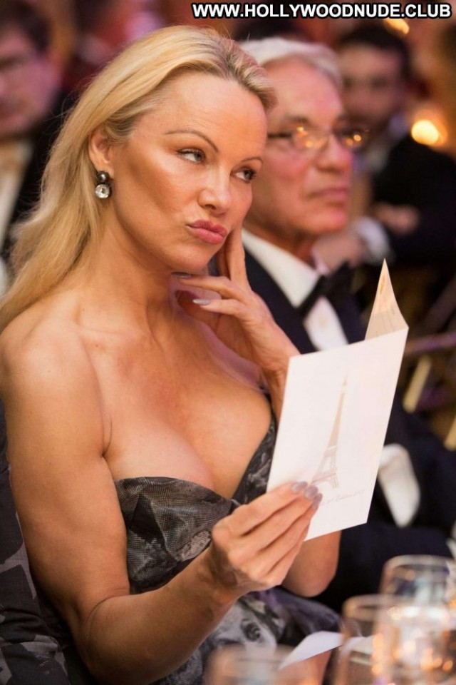 Pamela Anderson No Source Paparazzi Celebrity Paris Posing Hot