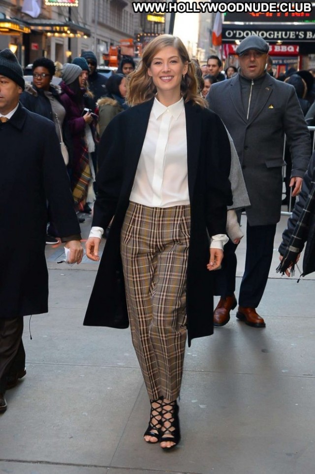 Rosamund Pike Good Morning America Posing Hot Beautiful New York