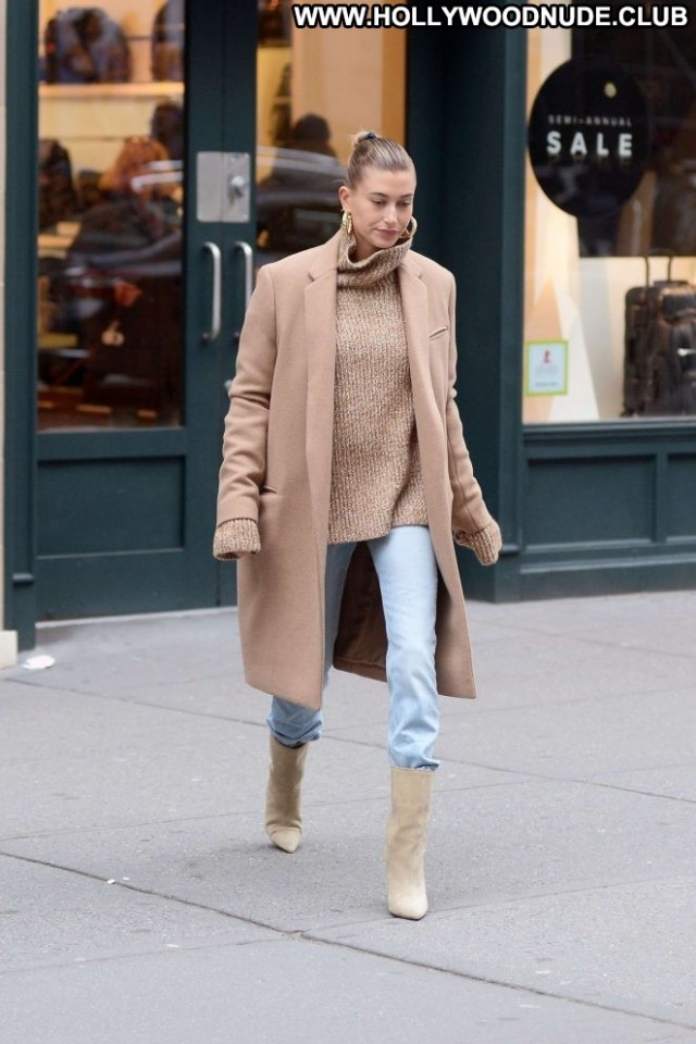 Hailey Baldwin New York Beautiful Posing Hot Paparazzi New York Babe