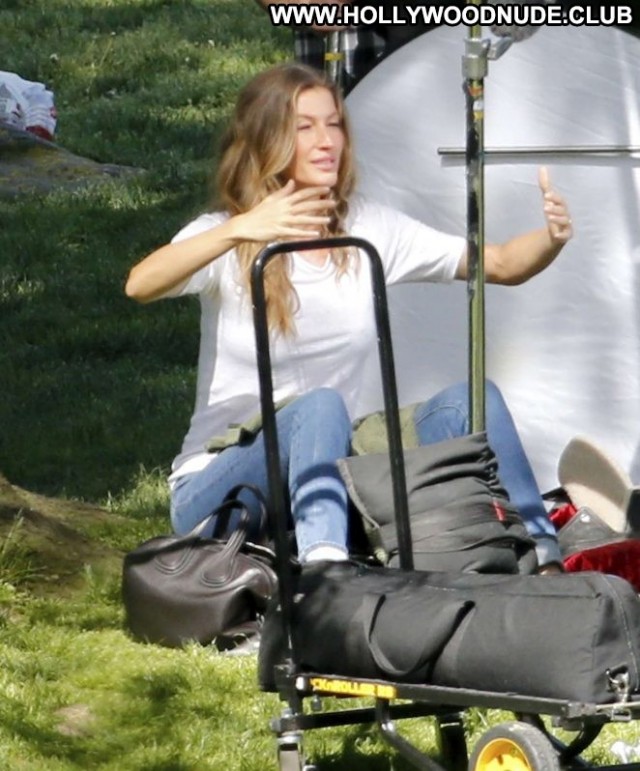 Gisele Bundchen New York  Celebrity Beautiful Babe Paparazzi Posing