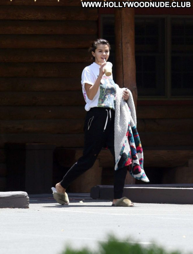 Selena Gome New York Posing Hot Paparazzi Beautiful Celebrity New