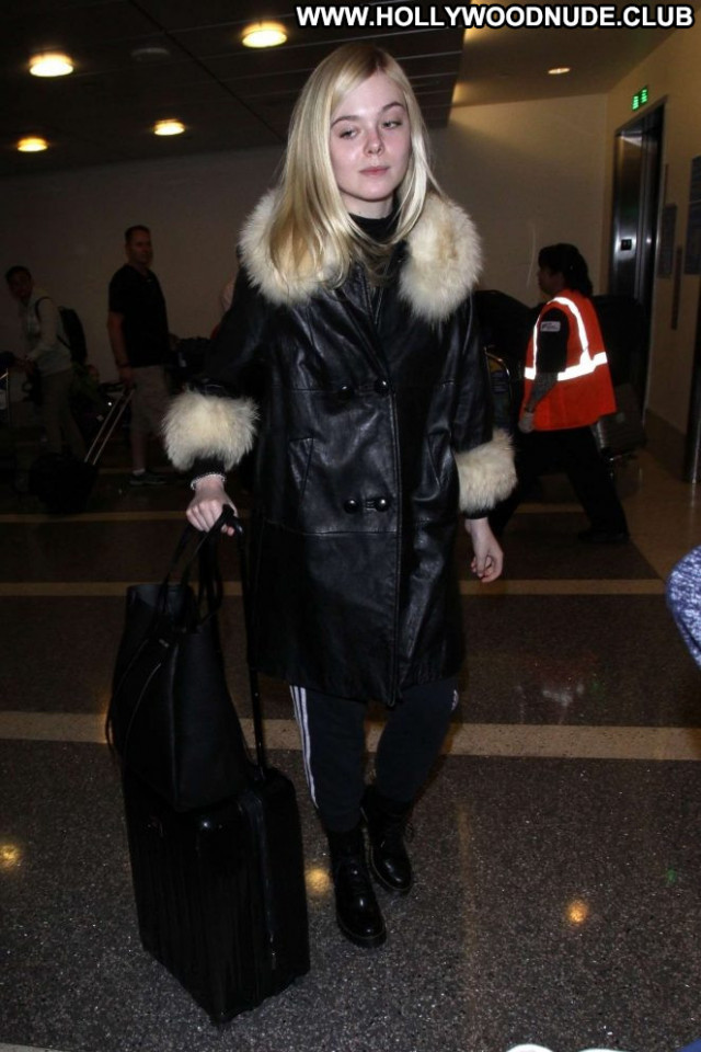 Elle Fanning Lax Airport Lax Airport Los Angeles Celebrity Posing Hot