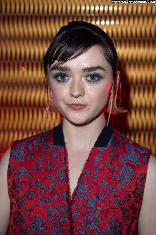 Maisie Williams Fashion Show  Babe Posing Hot Beautiful Paparazzi