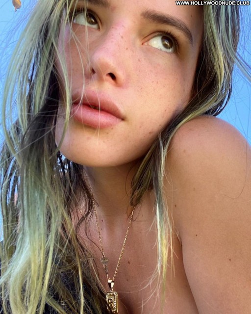 Bella Thorne Posing Hot Babe Beautiful Sexy Straight Celebrity