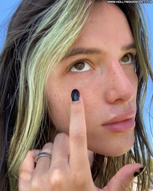 Bella Thorne Posing Hot Babe Beautiful Sexy Straight Celebrity