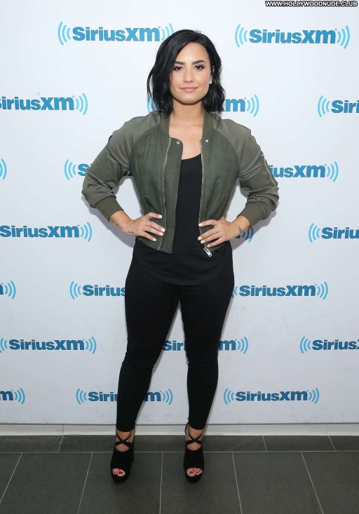 Demi Lovato Straight Celebrity Posing Hot Beautiful New York Babe Paparazzi