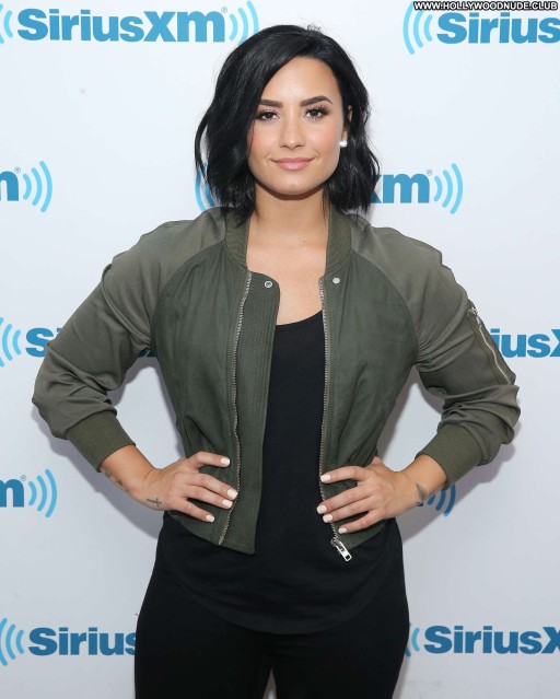 Demi Lovato Straight Celebrity Posing Hot Beautiful New York Babe Paparazzi