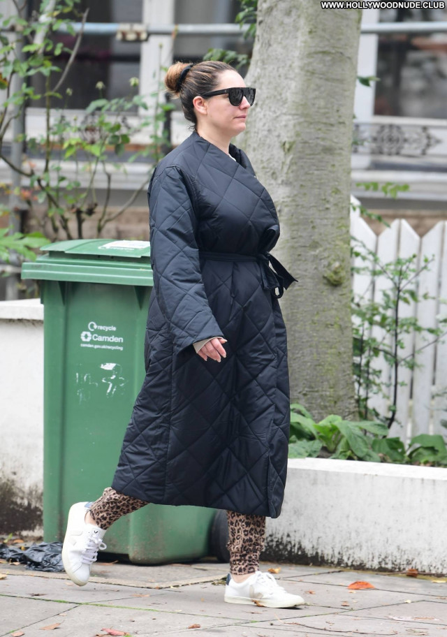 Kelly Brook No Source Beautiful Posing Hot Paparazzi Celebrity Babe