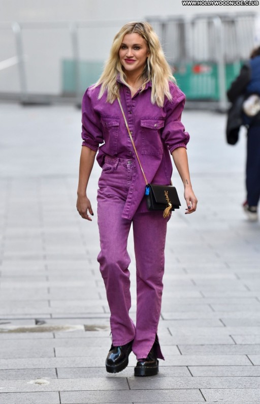 Ashley Robert Beautiful Posing Hot Celebrity Sexy Straight Babe