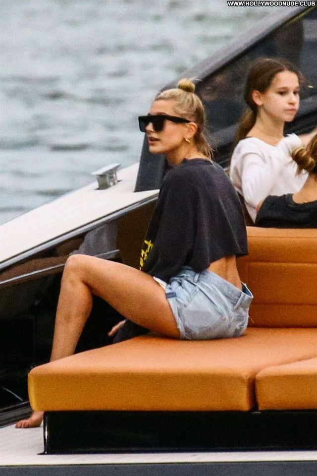 Hailey Baldwin No Source Beautiful Posing Hot Celebrity Paparazzi Babe