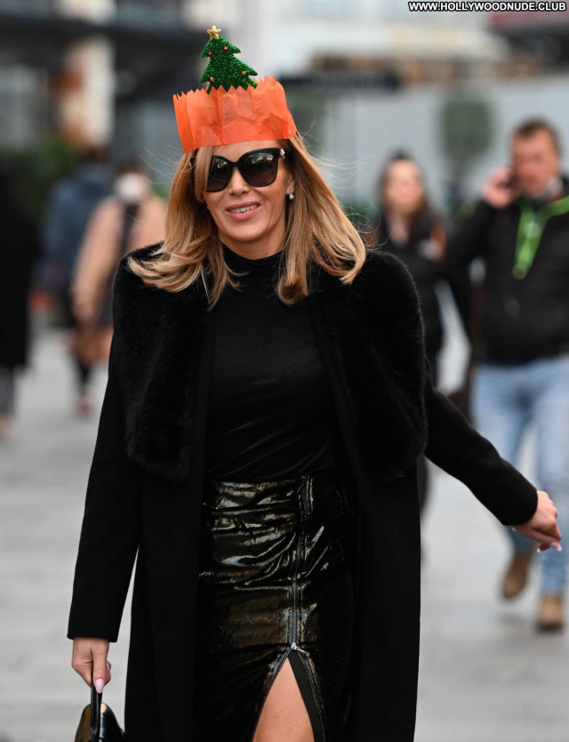 Amanda Holden No Source Posing Hot Celebrity Beautiful Paparazzi Babe